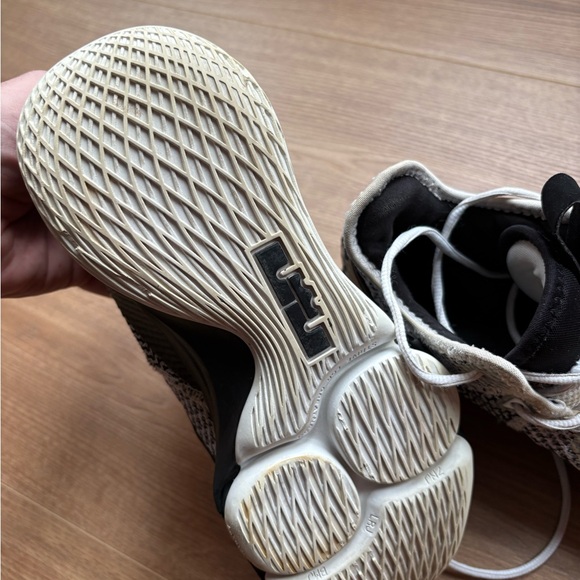LeBron James Witness IV White and Black - Picture 6 of 9